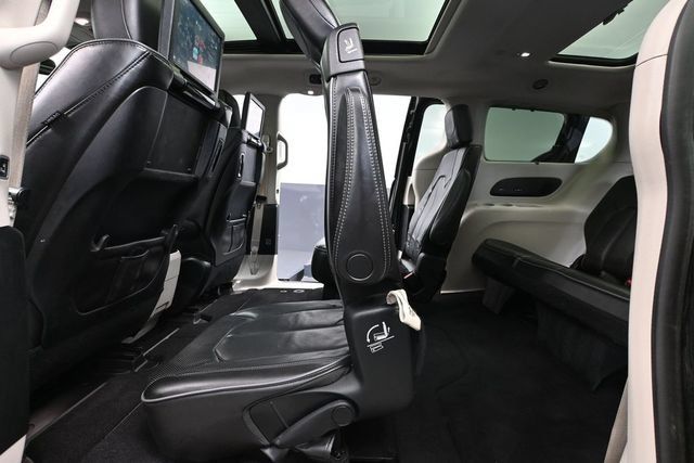 Used 2018 Chrysler Pacifica Limited FWD image 34
