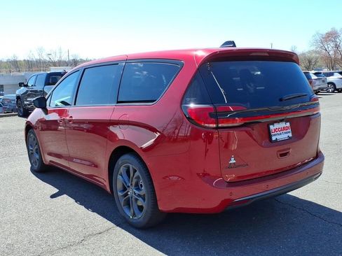 New 2026 Chrysler Pacifica Select image 4