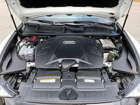 Used 2019 Audi Q8 Prestige w/ Luxury Package image 23
