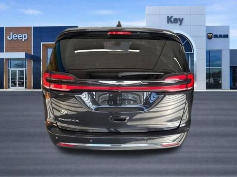 Used 2023 Chrysler Pacifica Touring-L FWD image 5