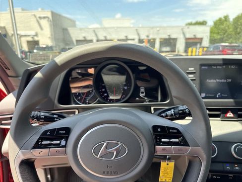 Used 2023 Hyundai Elantra SE FWD image 17
