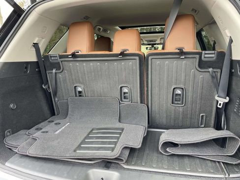 Used 2024 Nissan Pathfinder Platinum image 11