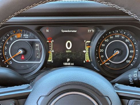 Used 2025 Jeep Wrangler Rubicon w/ Convenience Group image 16