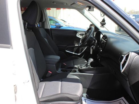 Used 2025 Kia Soul LX w/ LX Technology Package FWD image 9