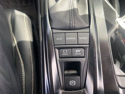 Used 2025 Toyota Camry SE w/ Convenience Package image 16