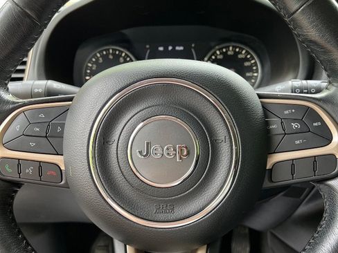Used 2017 Jeep Renegade Latitude FWD image 15