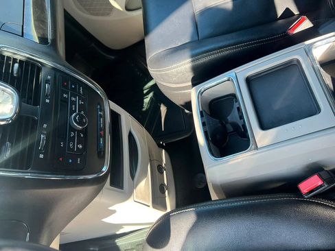 Used 2016 Chrysler Town & Country Touring w/ Driver Convenience Group FWD image 11