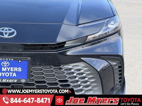 Used 2025 Toyota Camry SE image 4