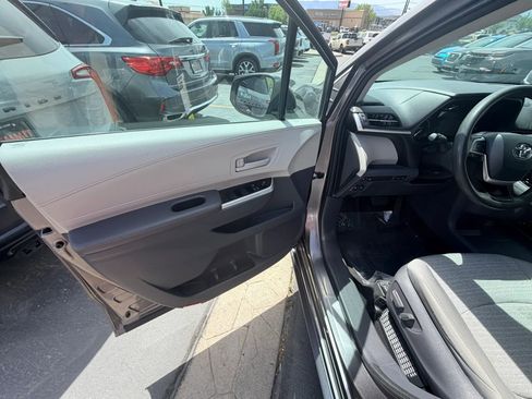 Used 2021 Toyota Sienna LE AWD/4WD image 9