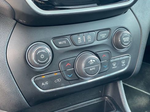 Used 2019 Jeep Cherokee Limited image 21