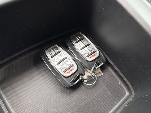 Used 2025 Chrysler Pacifica Select image 32