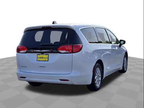 Used 2023 Chrysler Voyager LX image 4