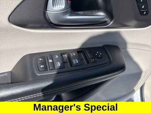 Used 2024 Chrysler Pacifica Touring-L FWD image 14