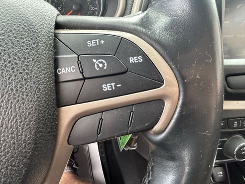 Used 2015 Jeep Cherokee Latitude w/ Cold Weather Group AWD/4WD image 19