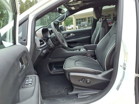 New 2027 Chrysler Pacifica Limited FWD image 14