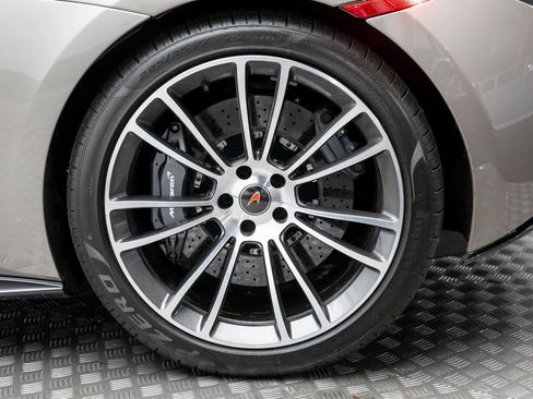 Used 2018 McLaren 570S Spider image 39