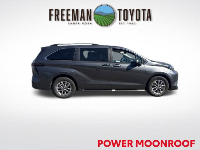 Used 2025 Toyota Sienna XLE FWD image 4