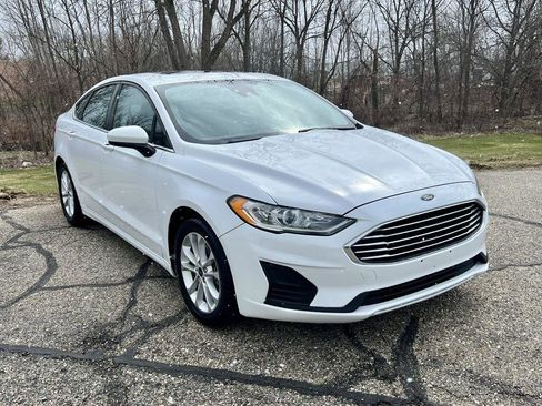 Used 2020 Ford Fusion SE image 2