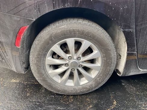 Used 2017 Chrysler Pacifica Touring-L image 8