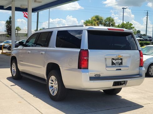 Used 2017 Chevrolet Suburban LT RWD image 3