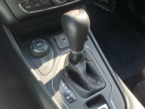 Used 2022 Jeep Cherokee Latitude Lux w/ Sun & Sound Group AWD/4WD image 14