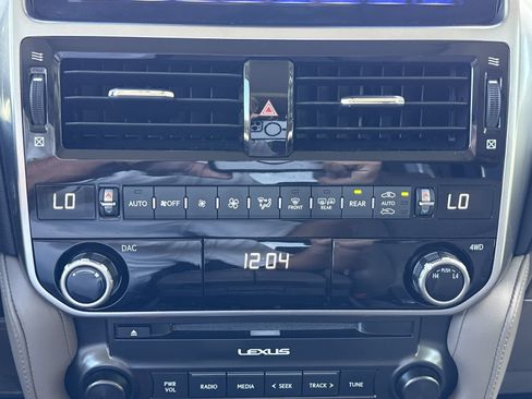 Used 2023 Lexus GX 460 Premium w/ Accessory Package AWD/4WD image 32