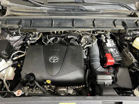 Used 2021 Toyota Highlander XLE FWD image 21