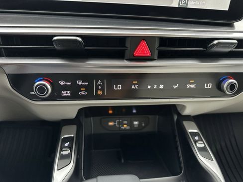 New 2025 Kia Sorento S w/ Panoramic Sunroof Package image 18