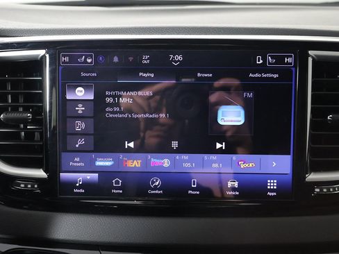 Used 2025 Chrysler Pacifica Select image 41