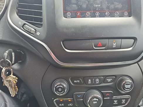 Used 2021 Jeep Cherokee Latitude FWD image 6