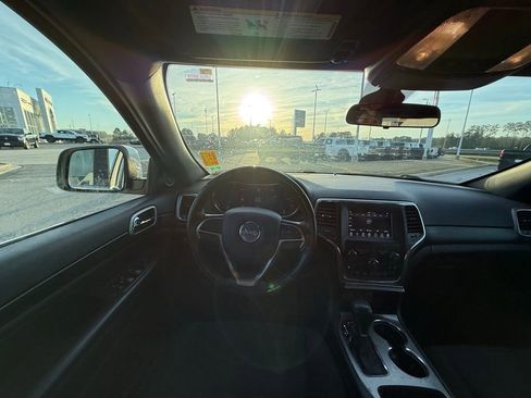 Used 2020 Jeep Grand Cherokee Laredo image 13