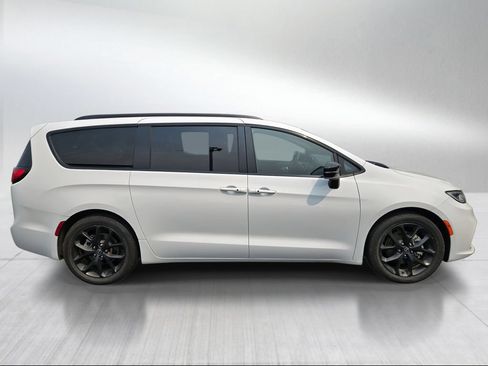 Used 2025 Chrysler Pacifica Limited FWD image 2