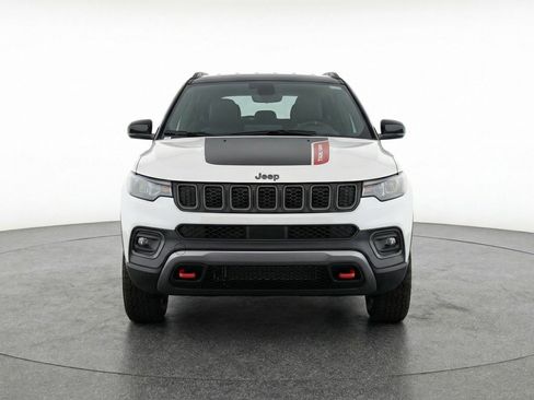 Used 2025 Jeep Compass Trailhawk image 2