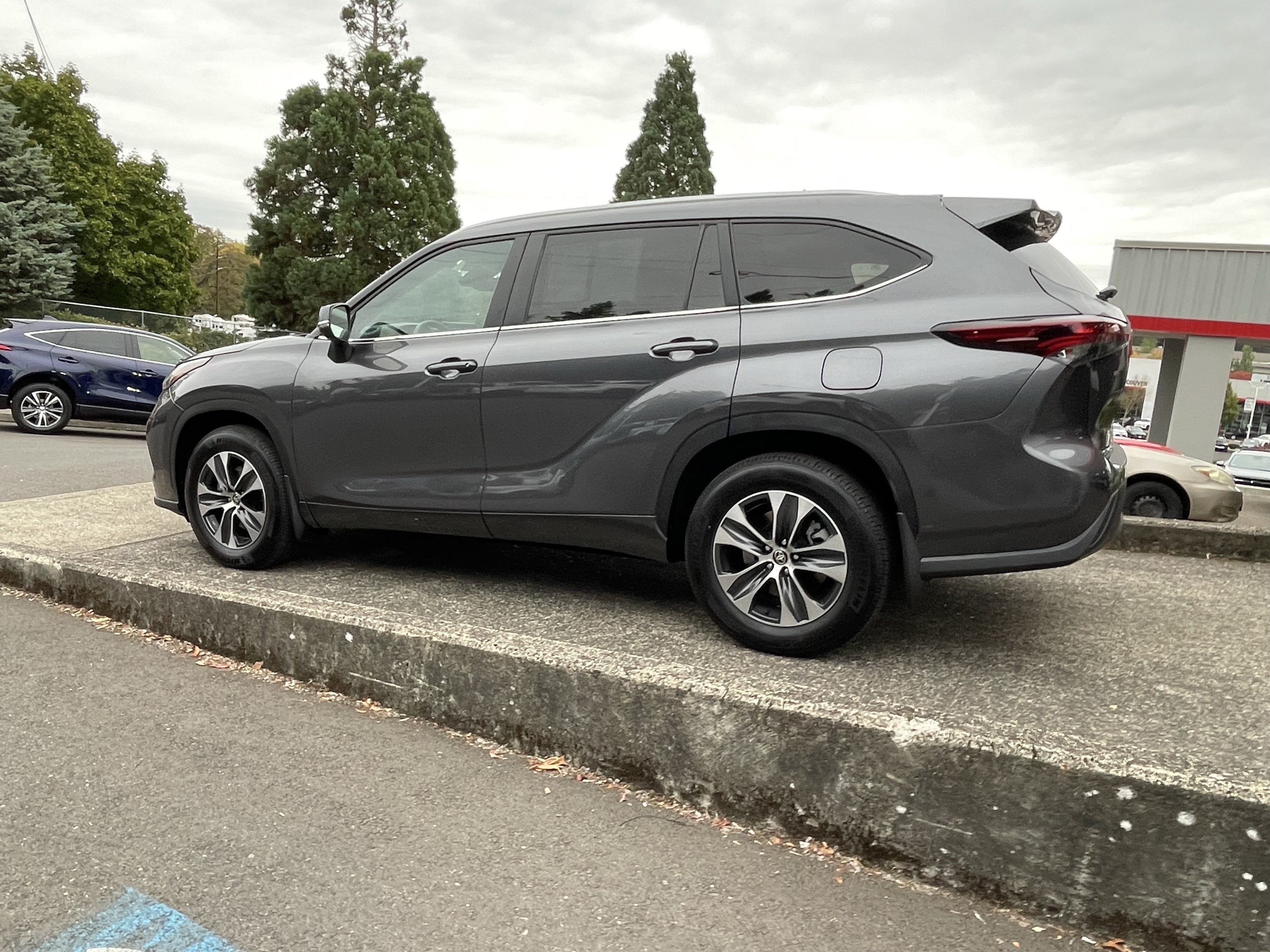 Certified 2025 Toyota Highlander XLE AWD/4WD image 4