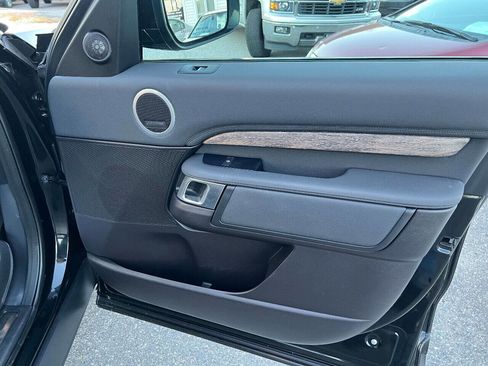 Used 2017 Land Rover Discovery HSE image 12