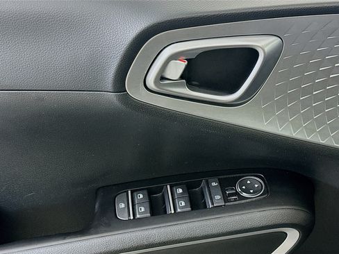 Used 2025 Kia Soul LX w/ LX Technology Package FWD image 15