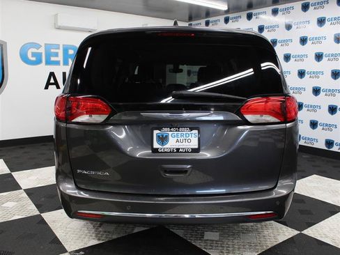 Used 2018 Chrysler Pacifica Touring-L FWD image 3