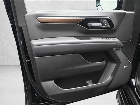 Used 2025 Chevrolet Tahoe High Country AWD/4WD image 18