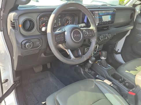 Used 2025 Jeep Gladiator Mojave w/ Convenience Group AWD/4WD image 20