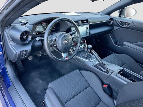 Used 2025 Toyota GR86 w/ ALL Weather Mat Package (TMS) RWD image 9