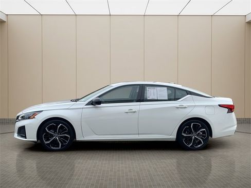 Used 2024 Nissan Altima 2.5 SR image 2