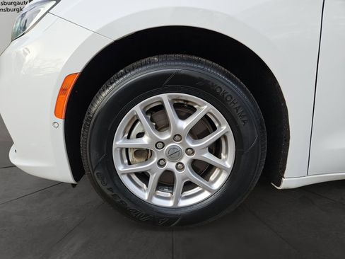 Used 2024 Chrysler Pacifica Touring-L image 14