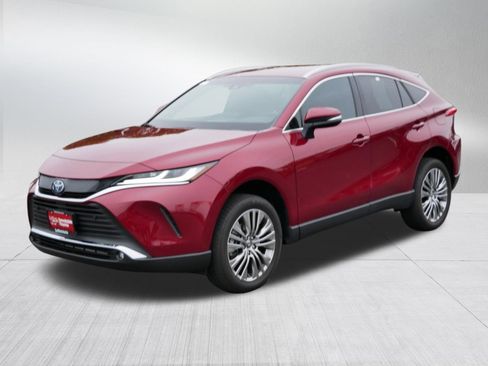 Certified 2024 Toyota Venza XLE AWD/4WD image 3