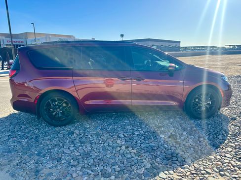 Used 2023 Chrysler Pacifica Touring-L w/ Uconnect Theater Family Group FWD image 6
