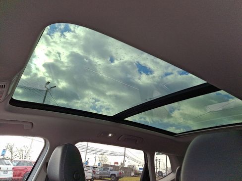 Used 2025 Volkswagen Taos SE image 17