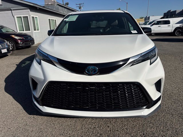 Used 2021 Toyota Sienna XSE w/ XSE Plus Package FWD image 2