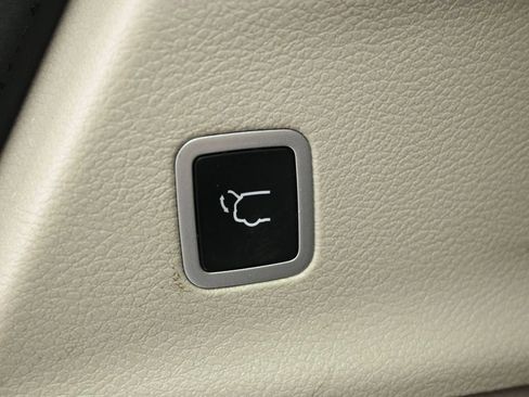 Used 2023 Chrysler Voyager LX FWD image 16