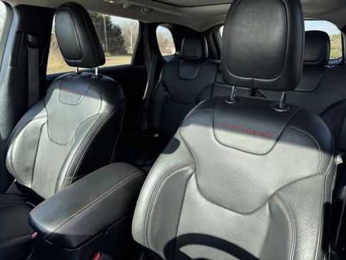 Used 2019 Jeep Cherokee Trailhawk image 11