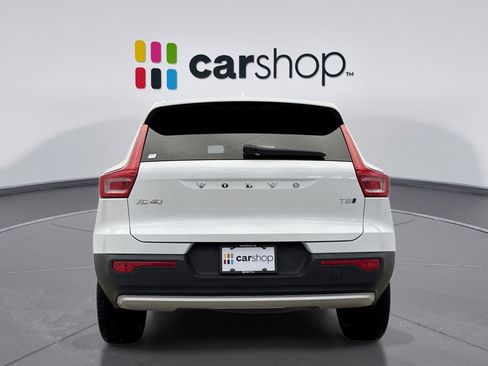 Used 2022 Volvo XC40 T5 Momentum image 4