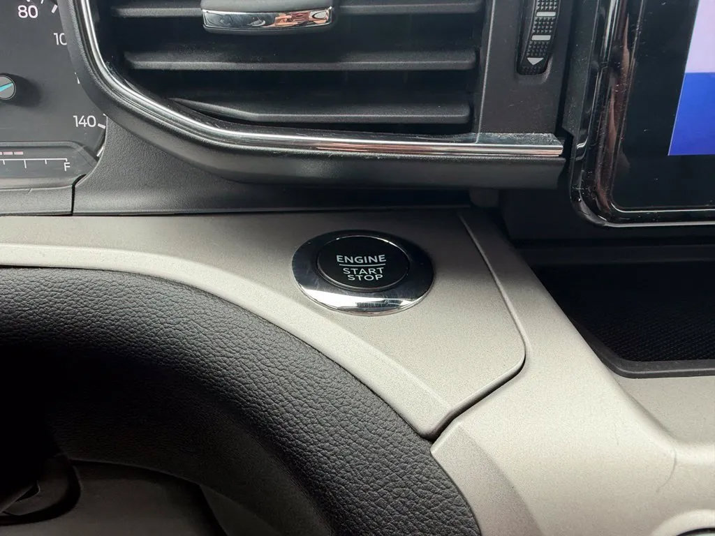 Used 2024 Ford Explorer XLT AWD/4WD image 18